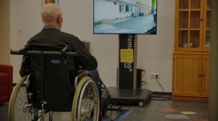 Seniorenbetreuung Virtuelle Therapie Pflegeheim Aktivitäten Technologie im Pflegeheim Rollstuhlgerechte Pflege Virtuelle Erlebnisse für Senioren Digitale Seniorenbetreuung Pflegeheim Unterhaltung Senioren und Technik Interaktive Pflegeheim Programme